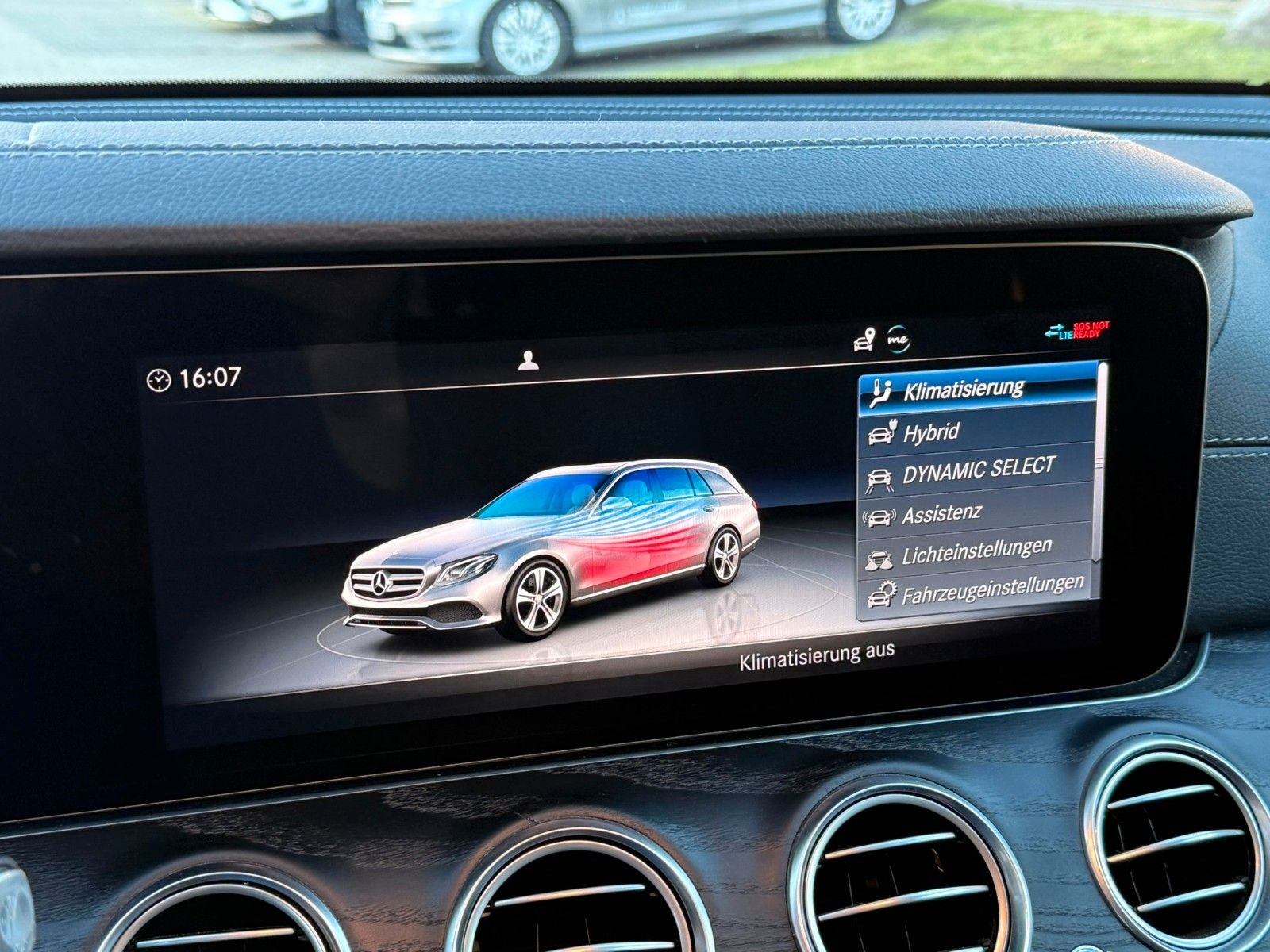 Fahrzeugabbildung Mercedes-Benz E 300 de T AMG+DISTRONIC+LENKASSI+360°+AHK+AMBIE