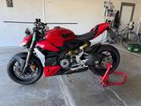 Ducati Streetfighter V2 - inkl. Zubehör + Reifen neu 