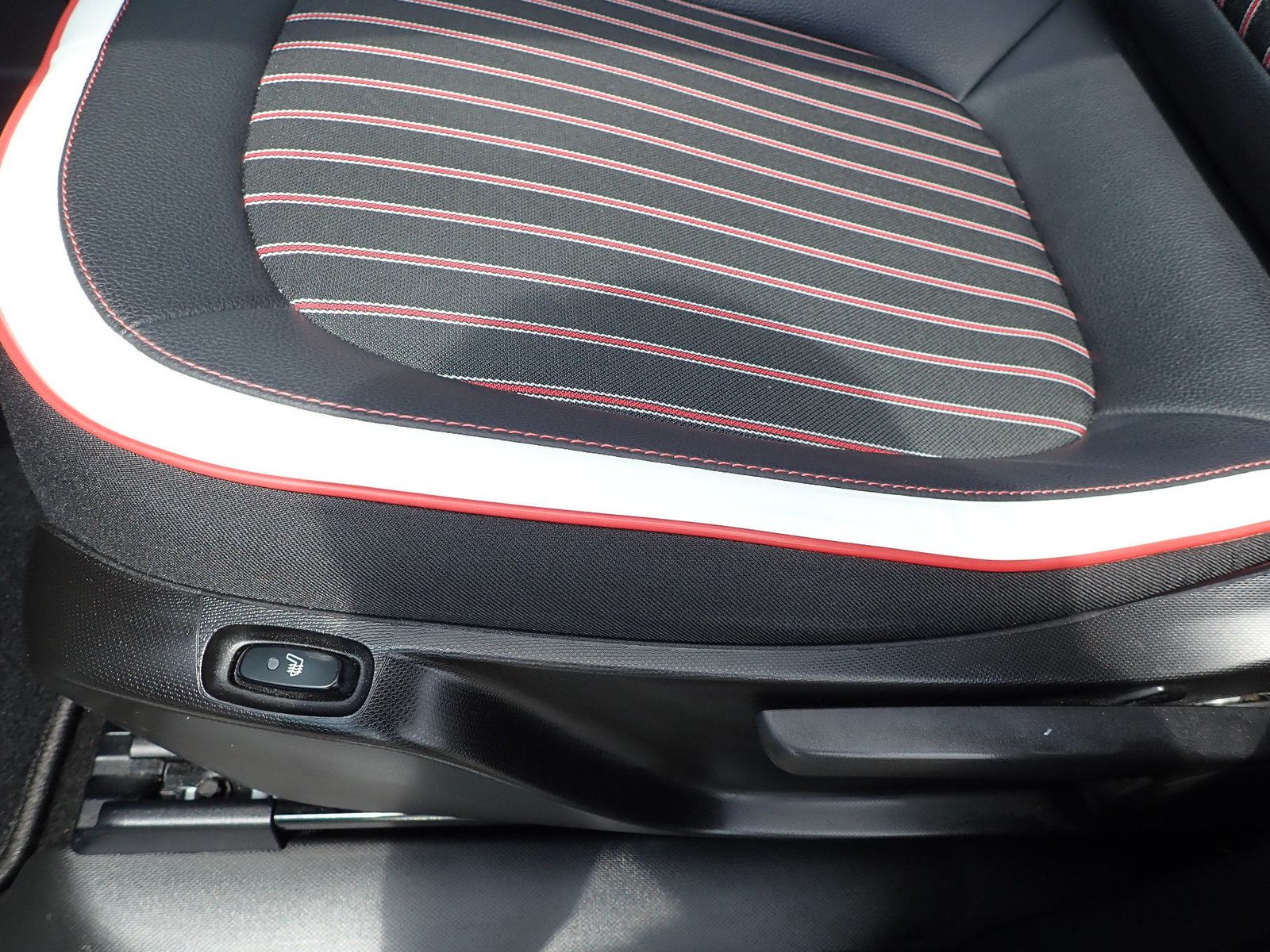 Fahrzeugabbildung Renault Twingo TCe 90 LE COQ SPORTIF/AUTOMATIK/ FALTDACH