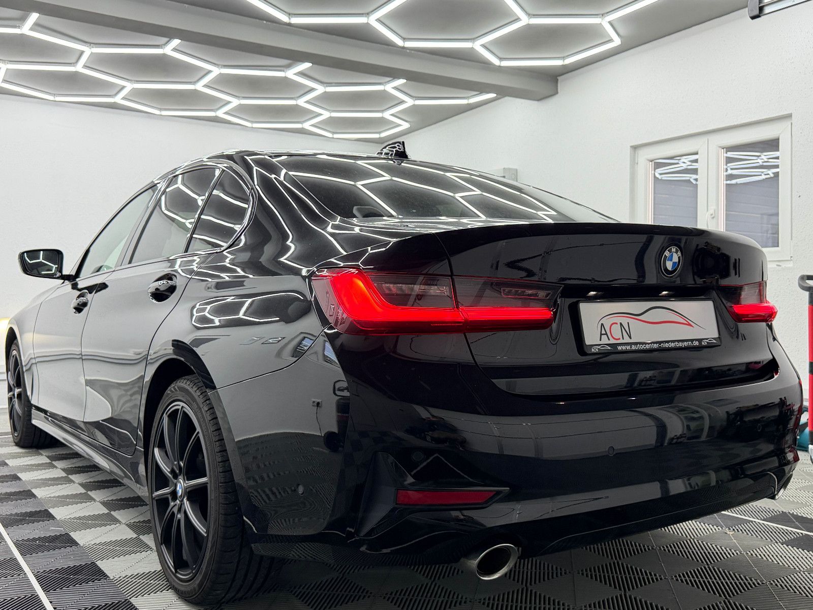 Fahrzeugabbildung BMW 320 d Lim. Sport Line/LED/LIVE COCKPIT/H&K/HuD
