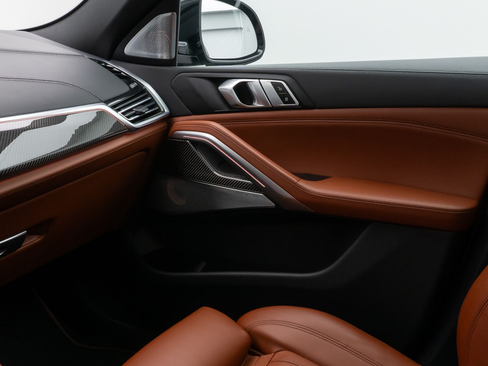 Fahrzeugabbildung BMW X6 M50i Panorama Laser 360°HUD DAB B&W AHK 22"