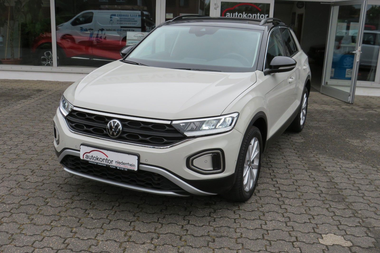 Fahrzeugabbildung Volkswagen T-Roc Life AHK ACC SITZH GJ NAVI APP 1.HD