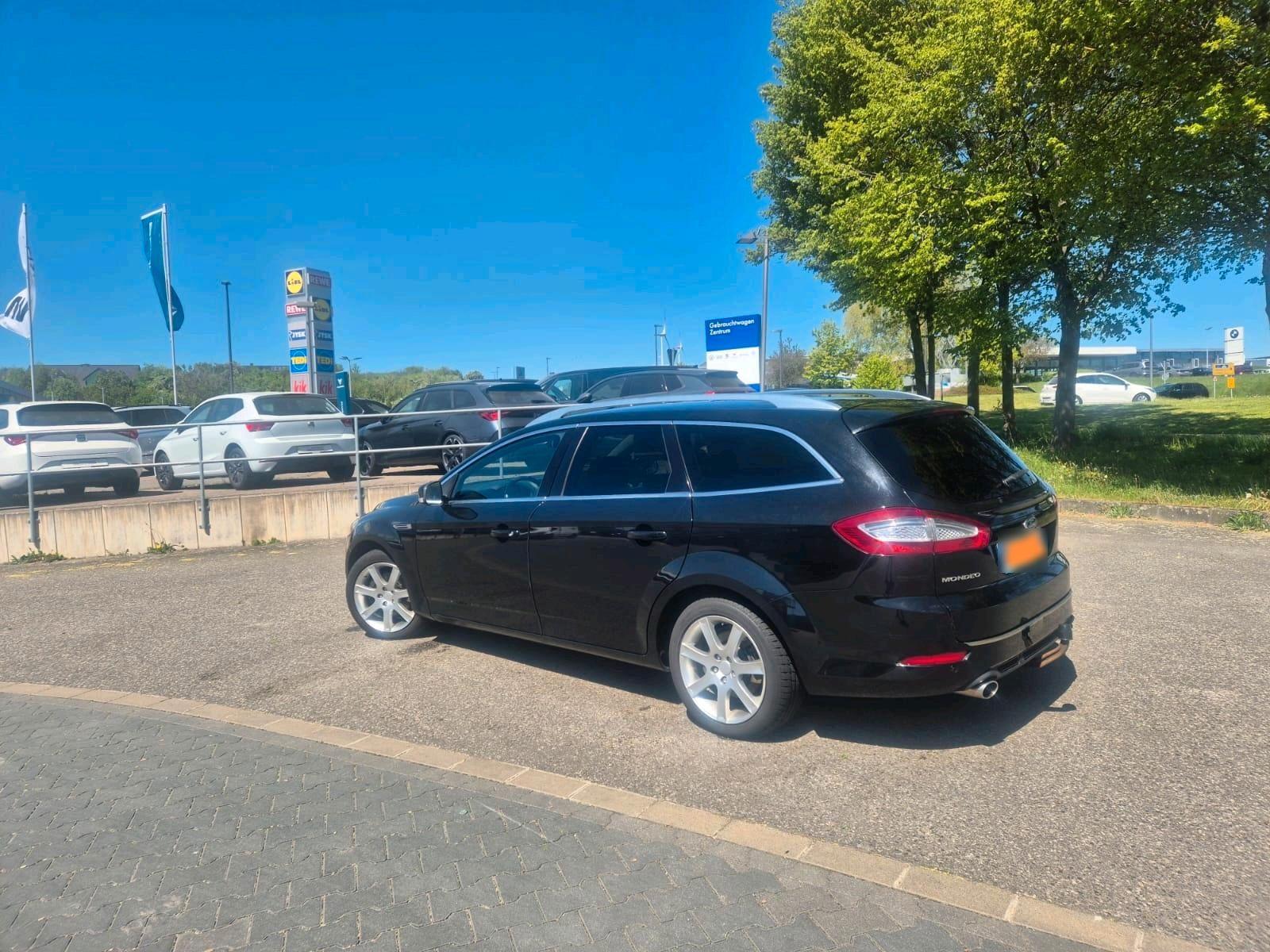 Ford Mondeo 2011 — rear view