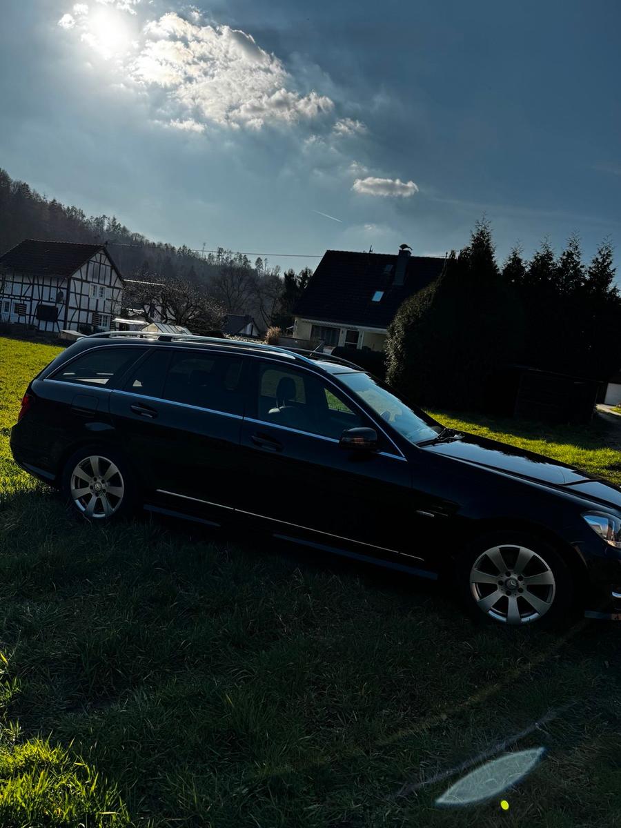 Mercedes-Benz C200 2011 — салон
