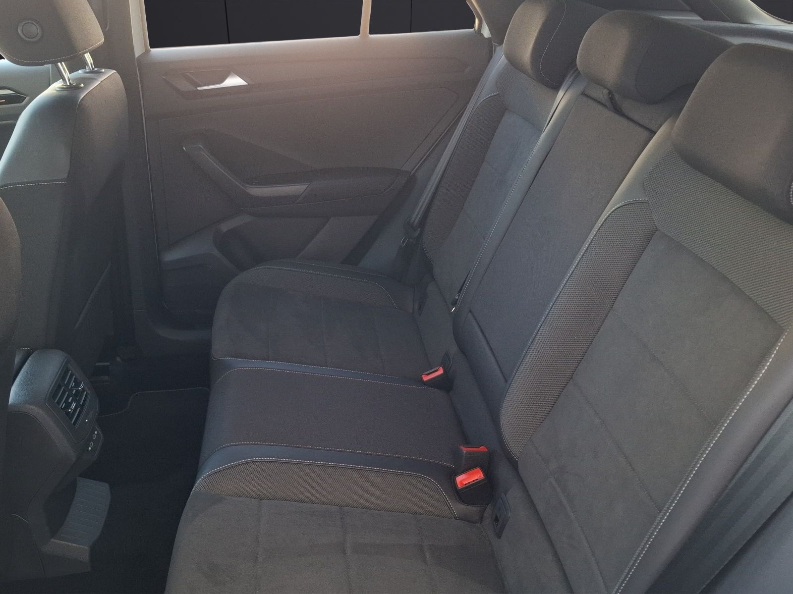 Fahrzeugabbildung Volkswagen T-Roc TSI R-Line DSG LEDplus AHK Navi AID ACC RF