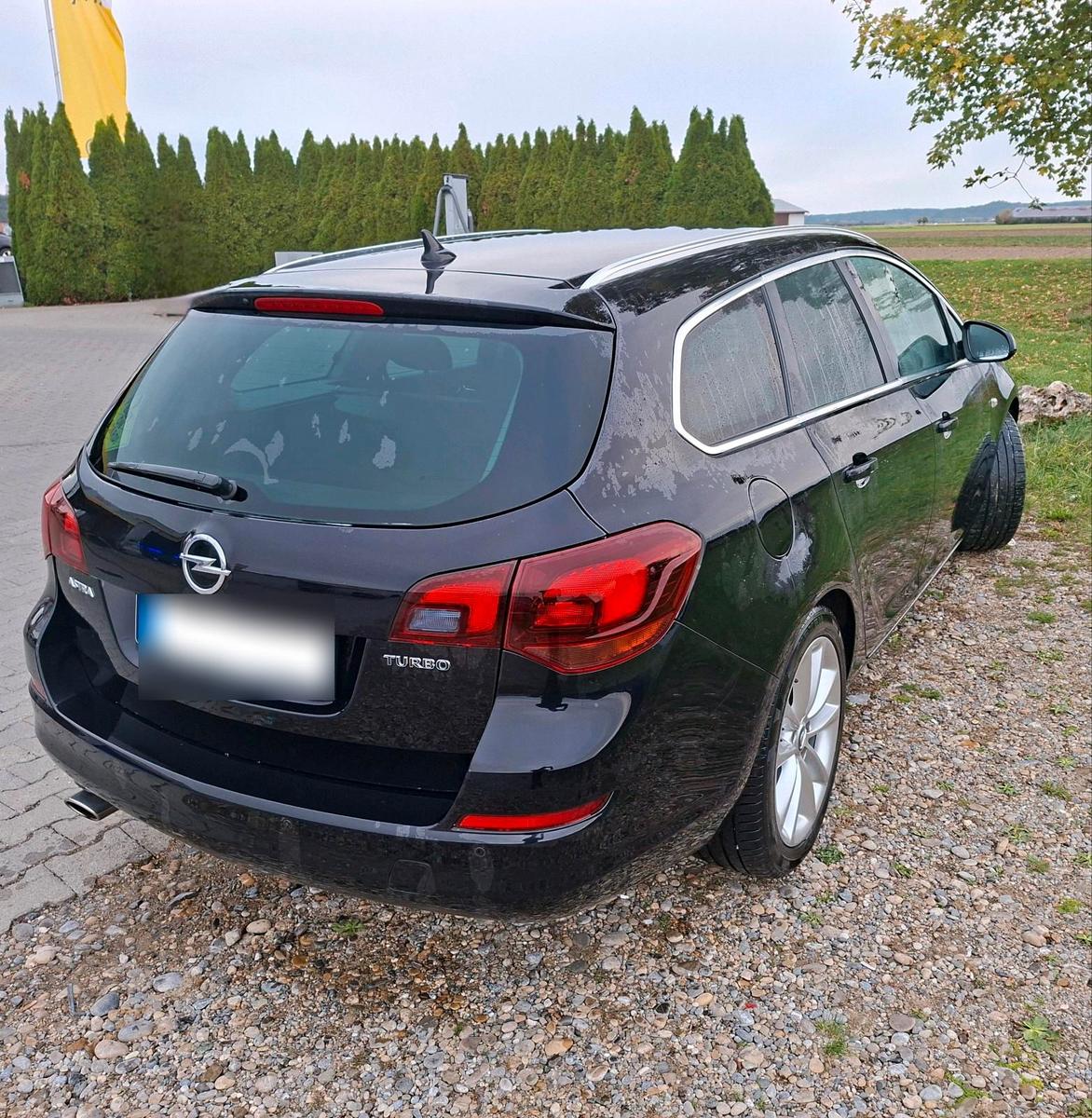 Opel Astra 2011 — photo 13