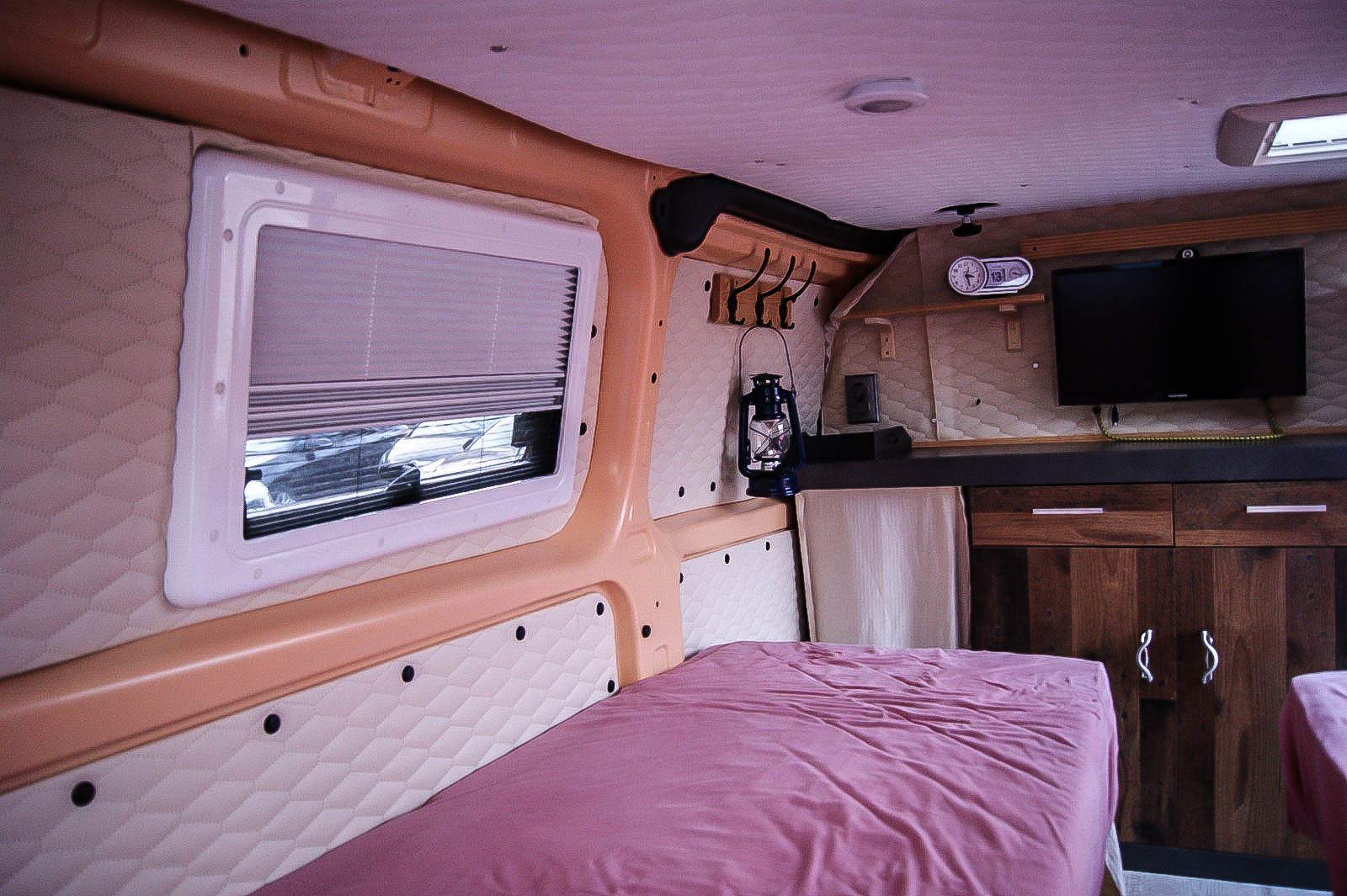 Fahrzeugabbildung Ford Transit Custom Camper TDCi BETTEN WC JALOUSIE TV