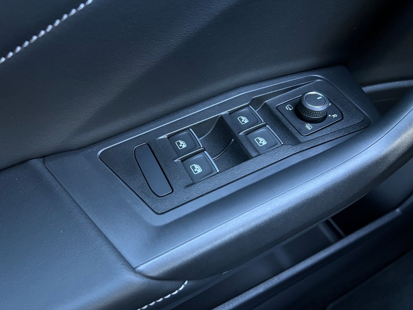 Fahrzeugabbildung Volkswagen T-Roc Cabriolet 1.5 TSI DSG *AHK, LED, Black Sty