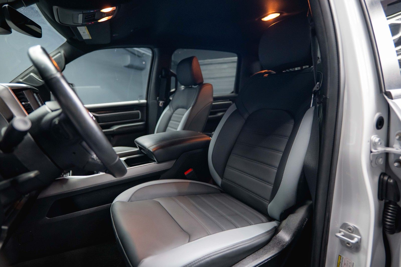 Fahrzeugabbildung Dodge RAM 5.7 V8 HEMI 4x4 OFFROAD Night-Paket *LED*