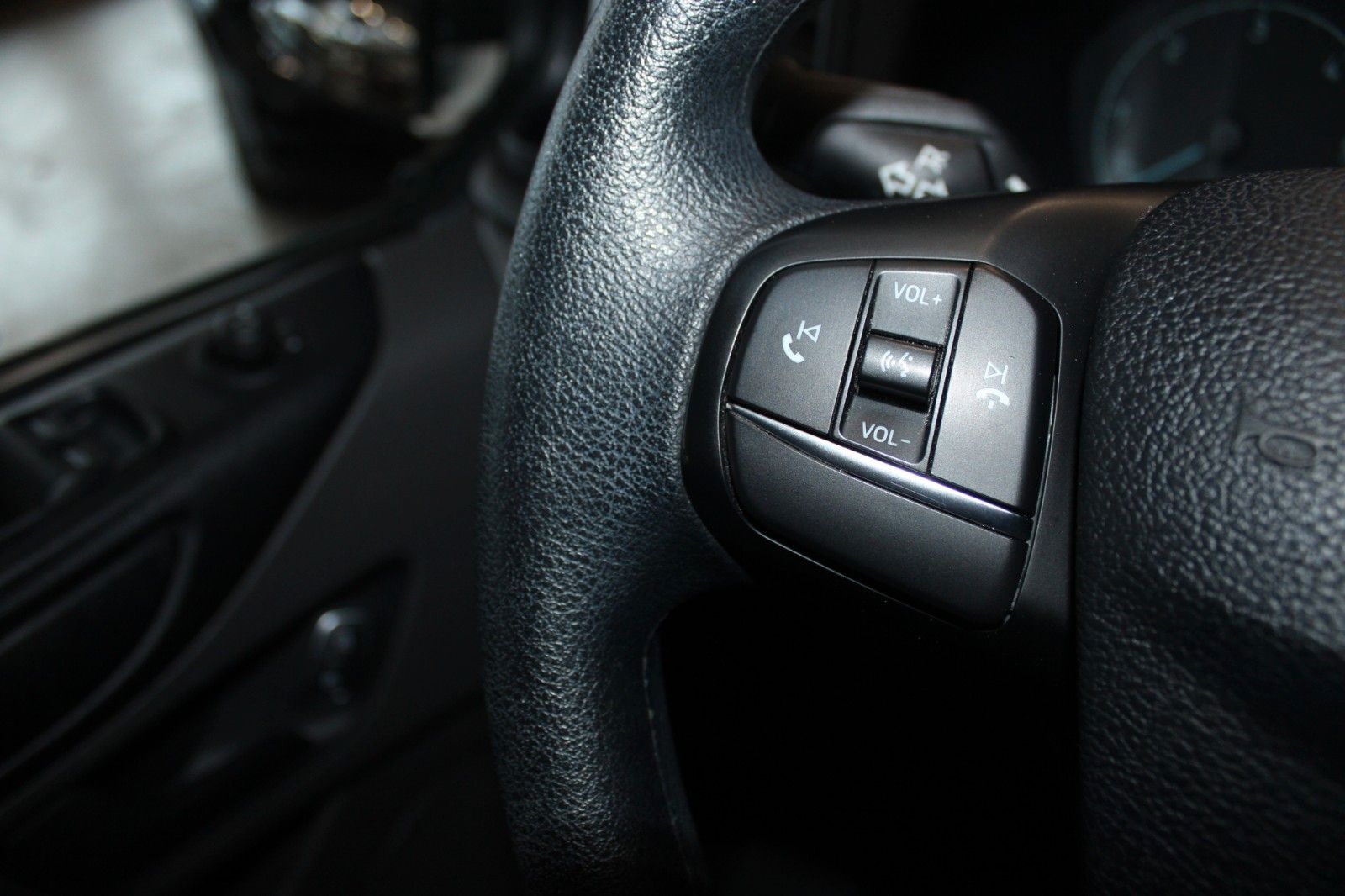 Fahrzeugabbildung Ford Transit Custom L1 Kasten AHK Dachträger 1.Hand