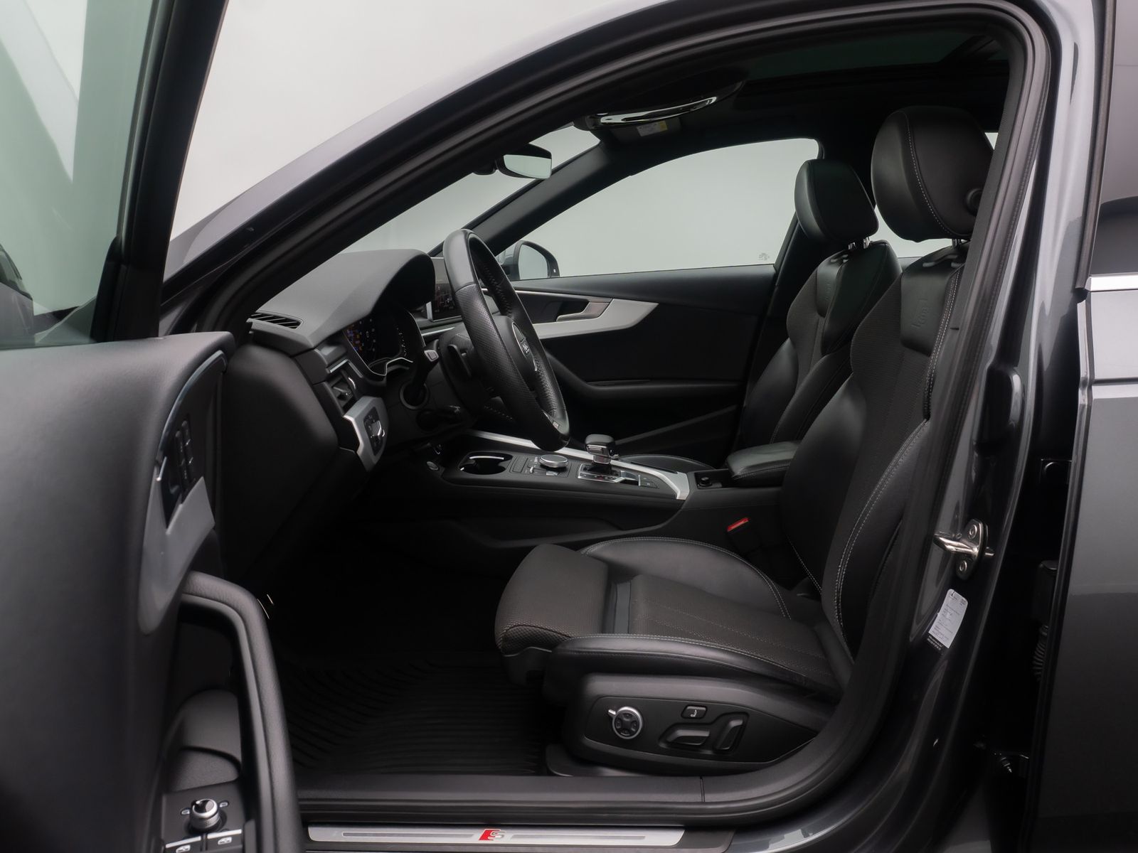 Fahrzeugabbildung Audi A4 quattro SLine Kamera DAB Massage Panorama 18"