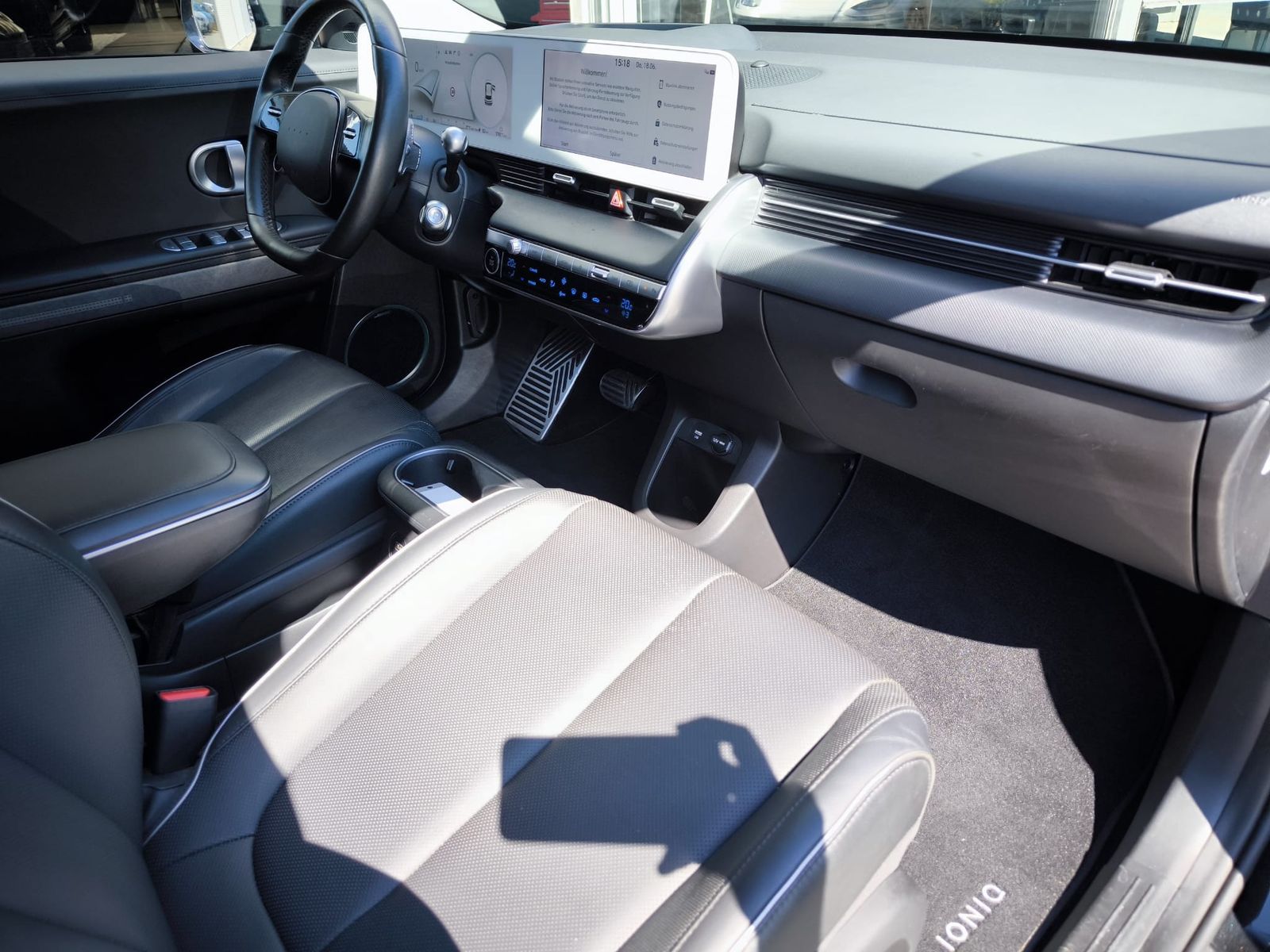 Fahrzeugabbildung Hyundai Ioniq 5 Uniq LED+HEAD+NAVI+SHZ+360°+ACC+BOSE+19"