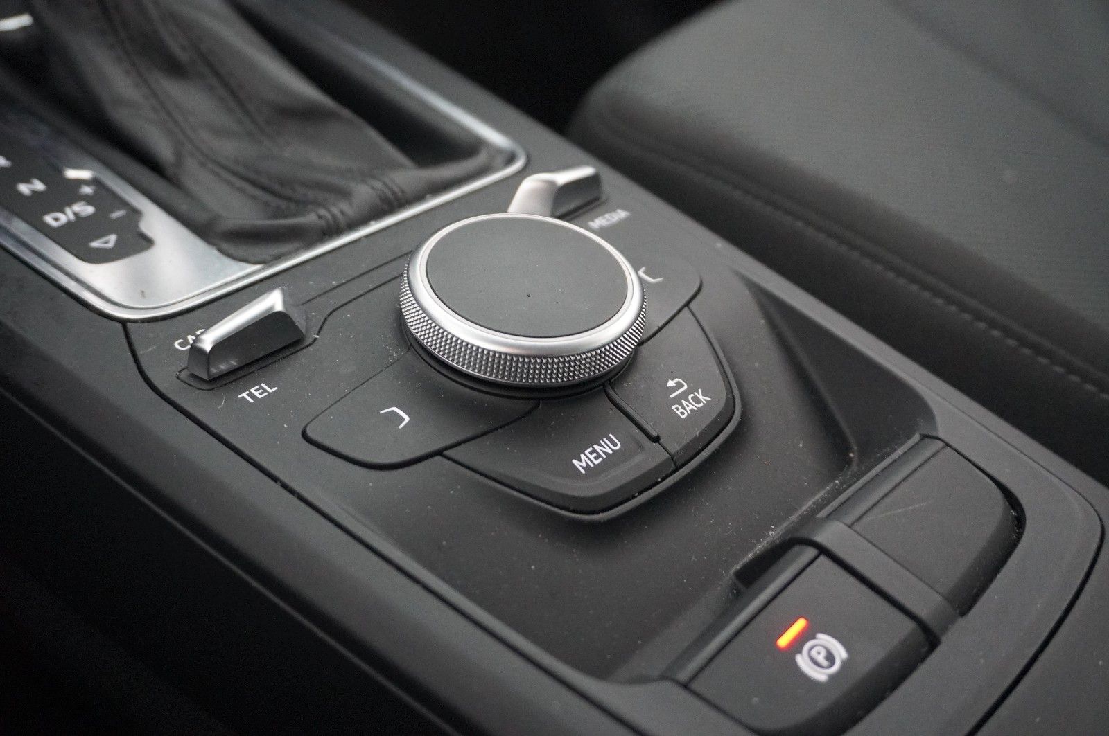 Fahrzeugabbildung Audi Q2 1.0 TFSI ULTRA S-TRONIC KLIMA/SHZ/PDC/19"