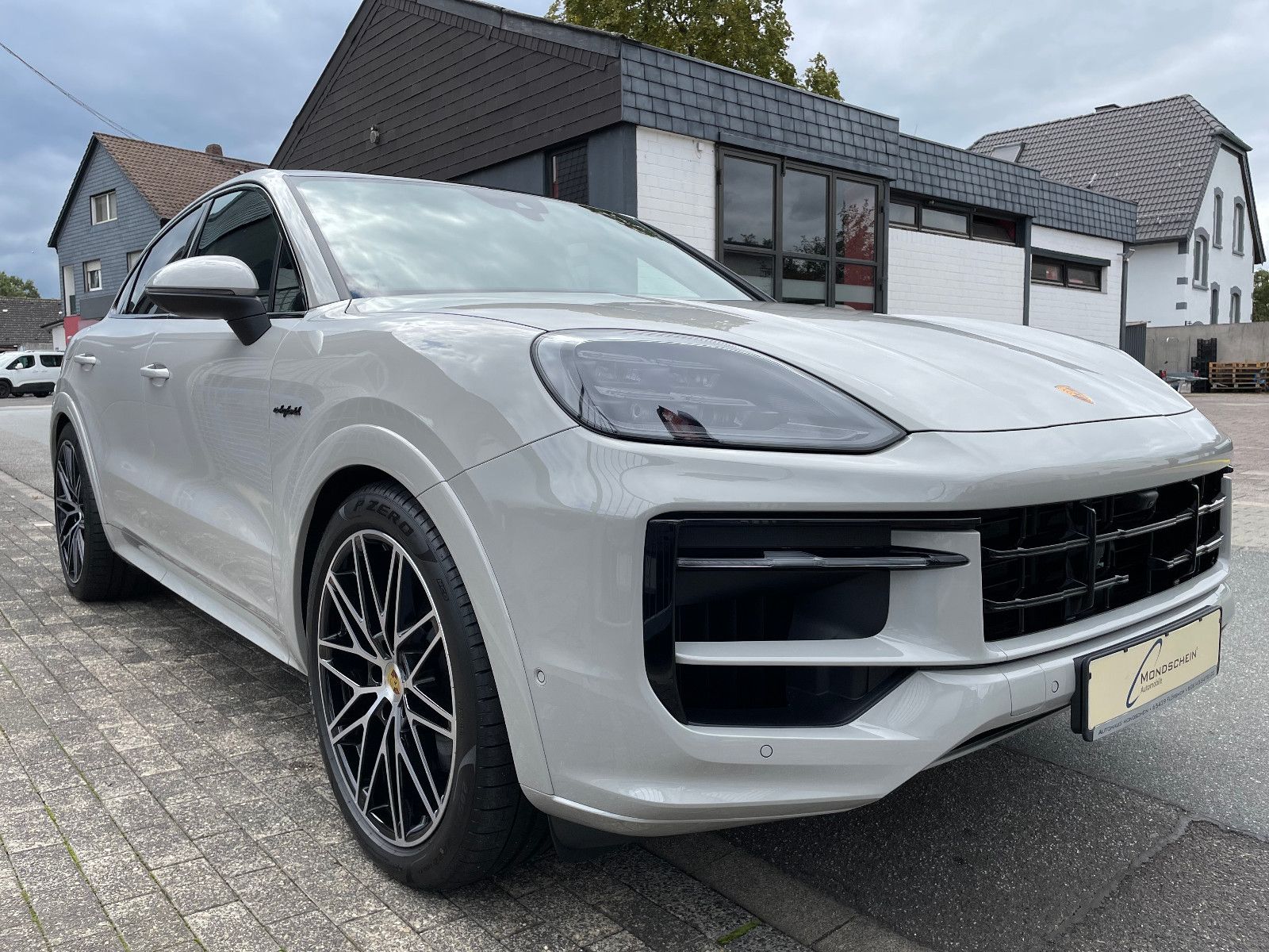 Fahrzeugabbildung Porsche Cayenne E-Hybrid Coupé |HUD|3.Disp|ACC|SportDesi