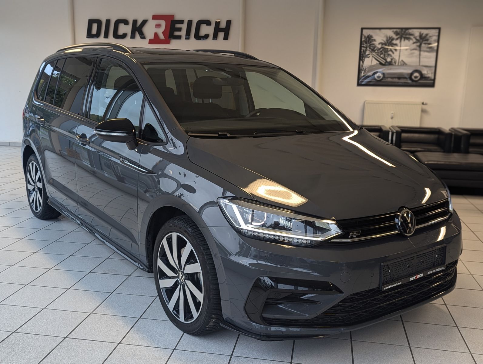 Fahrzeugabbildung Volkswagen Touran 2.0 DSG R-Line High. Pano 7-Si IQ.Dri AHK