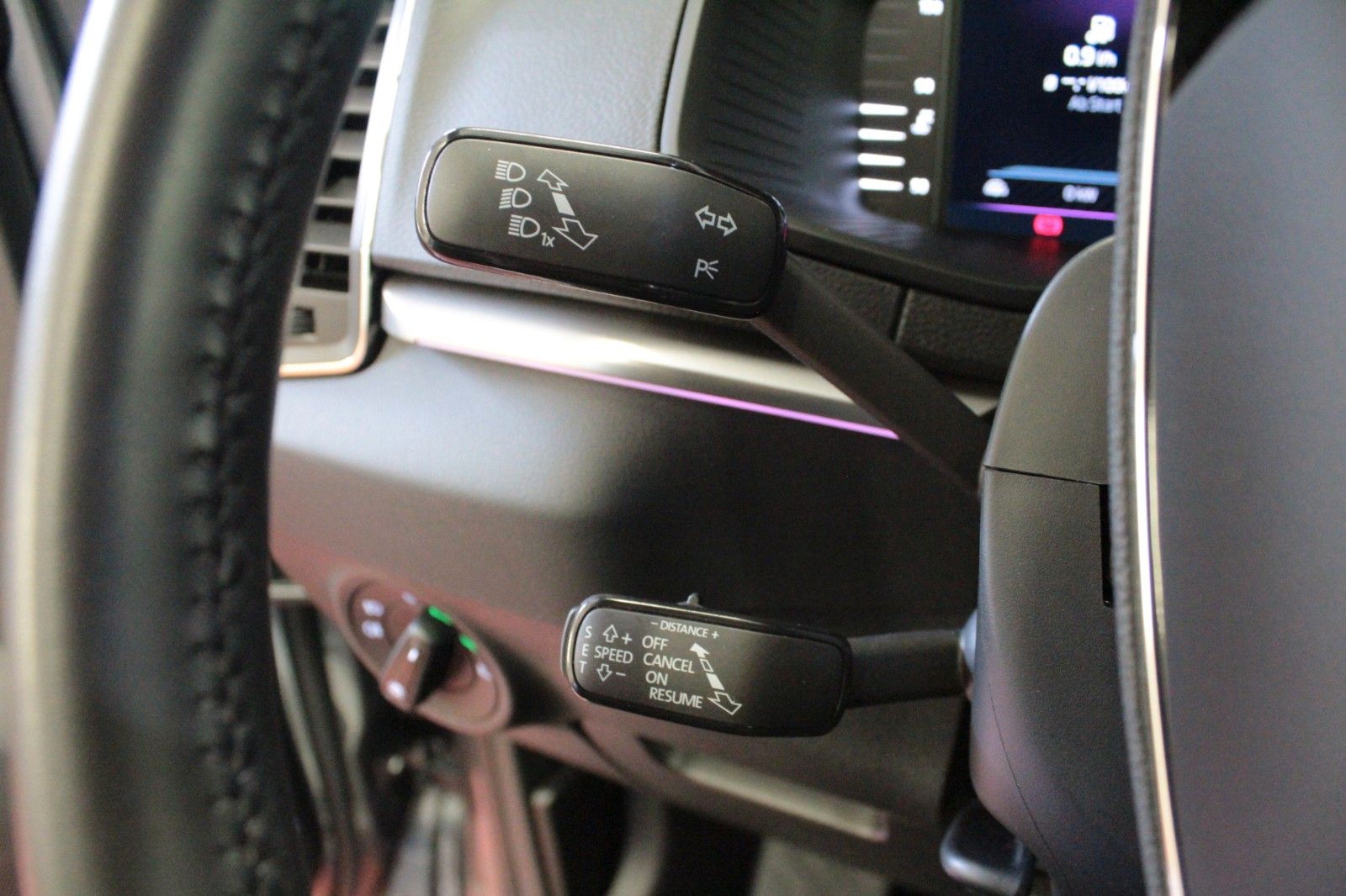 Fahrzeugabbildung SKODA Karoq 1.5l TSI ACT DSG TOUR  AHK schwenkbar