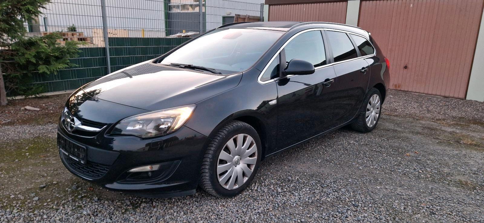 Opel Astra 2015 — rear view