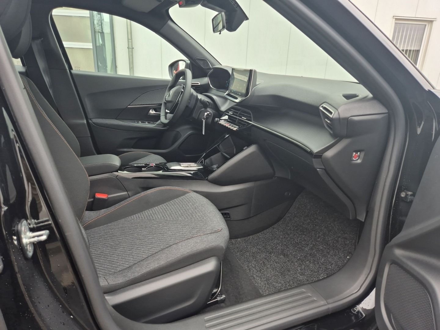 Fahrzeugabbildung Peugeot 2008 Elektro 136 LED CarPlay Klimaautom SHZ