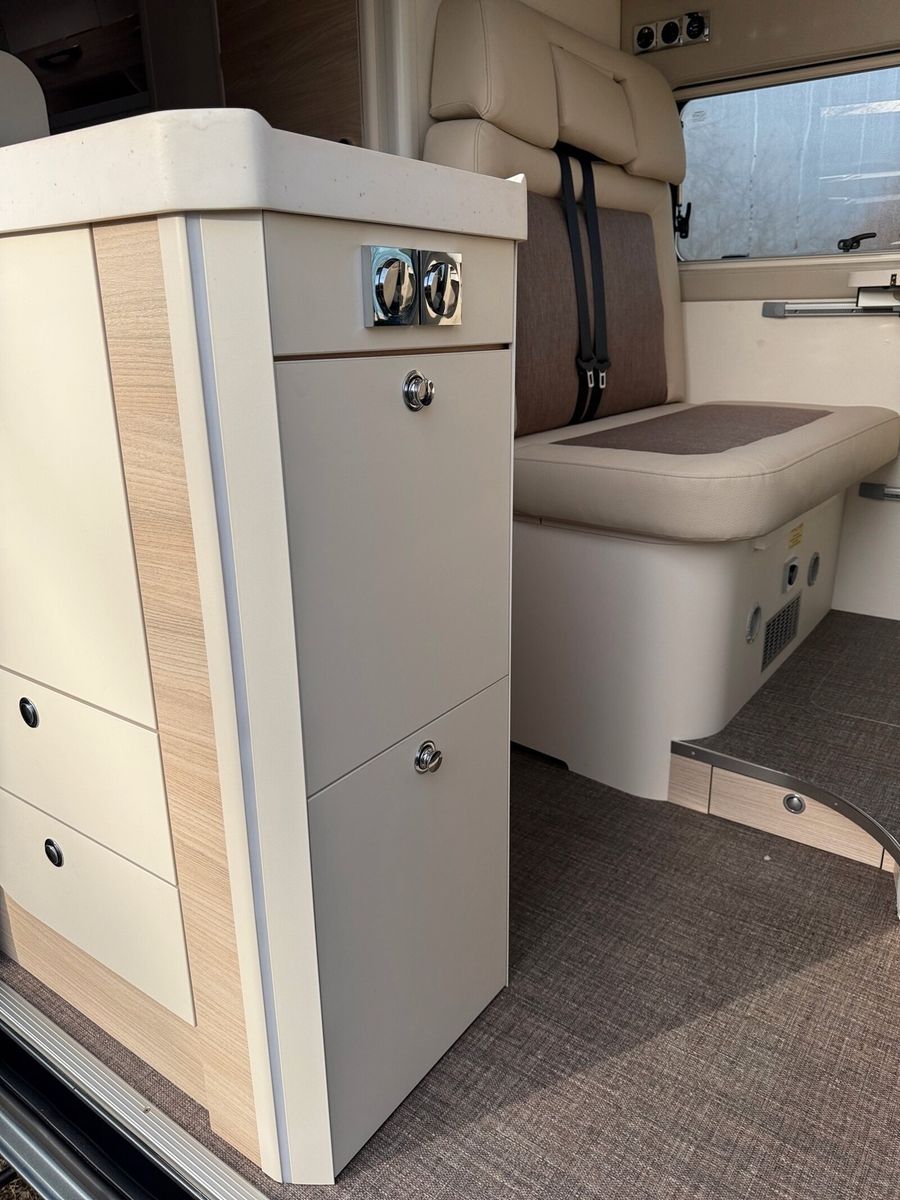 Fahrzeugabbildung Eura Mobil Van V 595 HB Alufelgen, RFK, Captain-Chair-Sitze