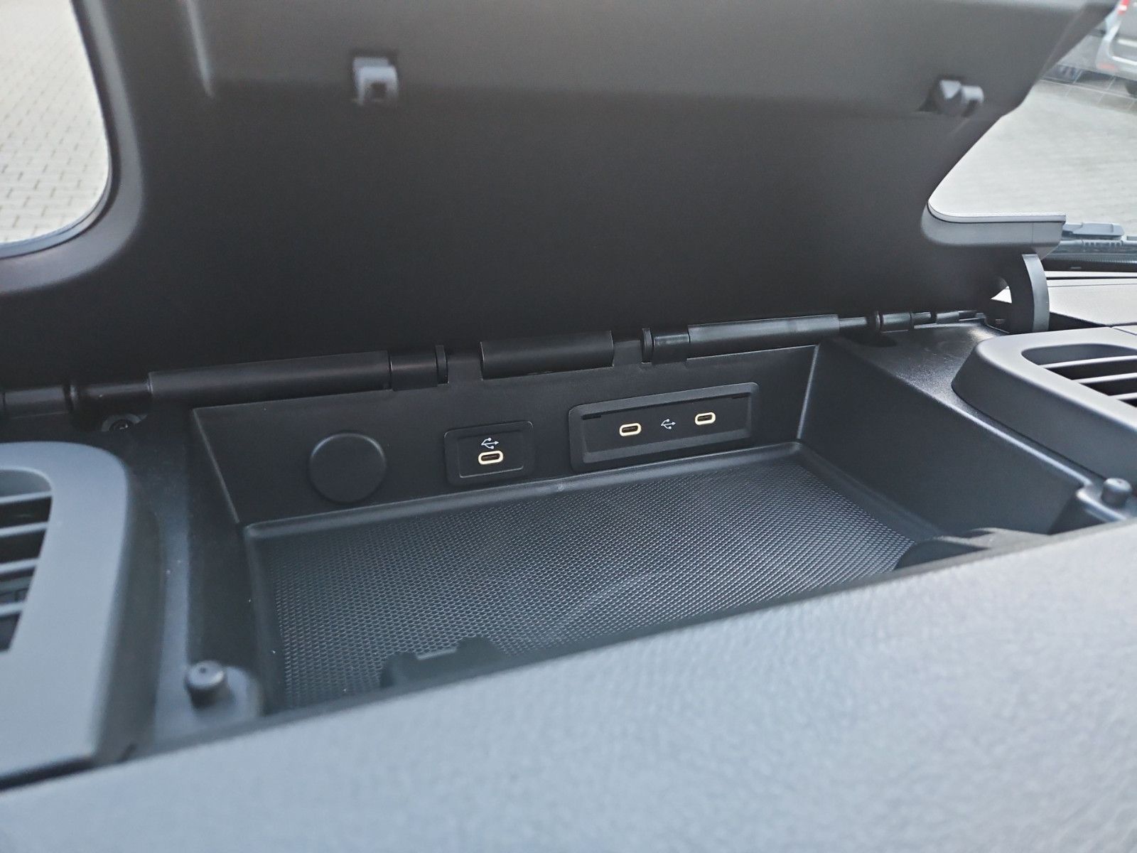 Fahrzeugabbildung Mercedes-Benz Sprinter 317 Kombi L2H2 Mobility Rollstuhl Lift