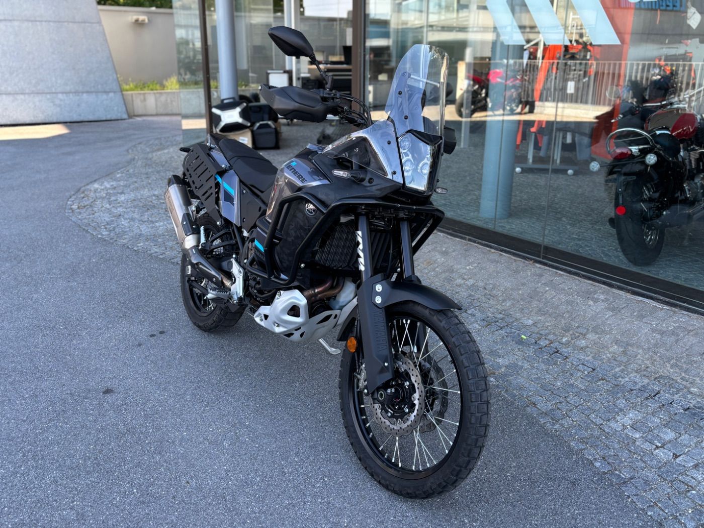 Fahrzeugabbildung Yamaha XTZ 700 Tenere World Raid Modell 2024 Akrapovic