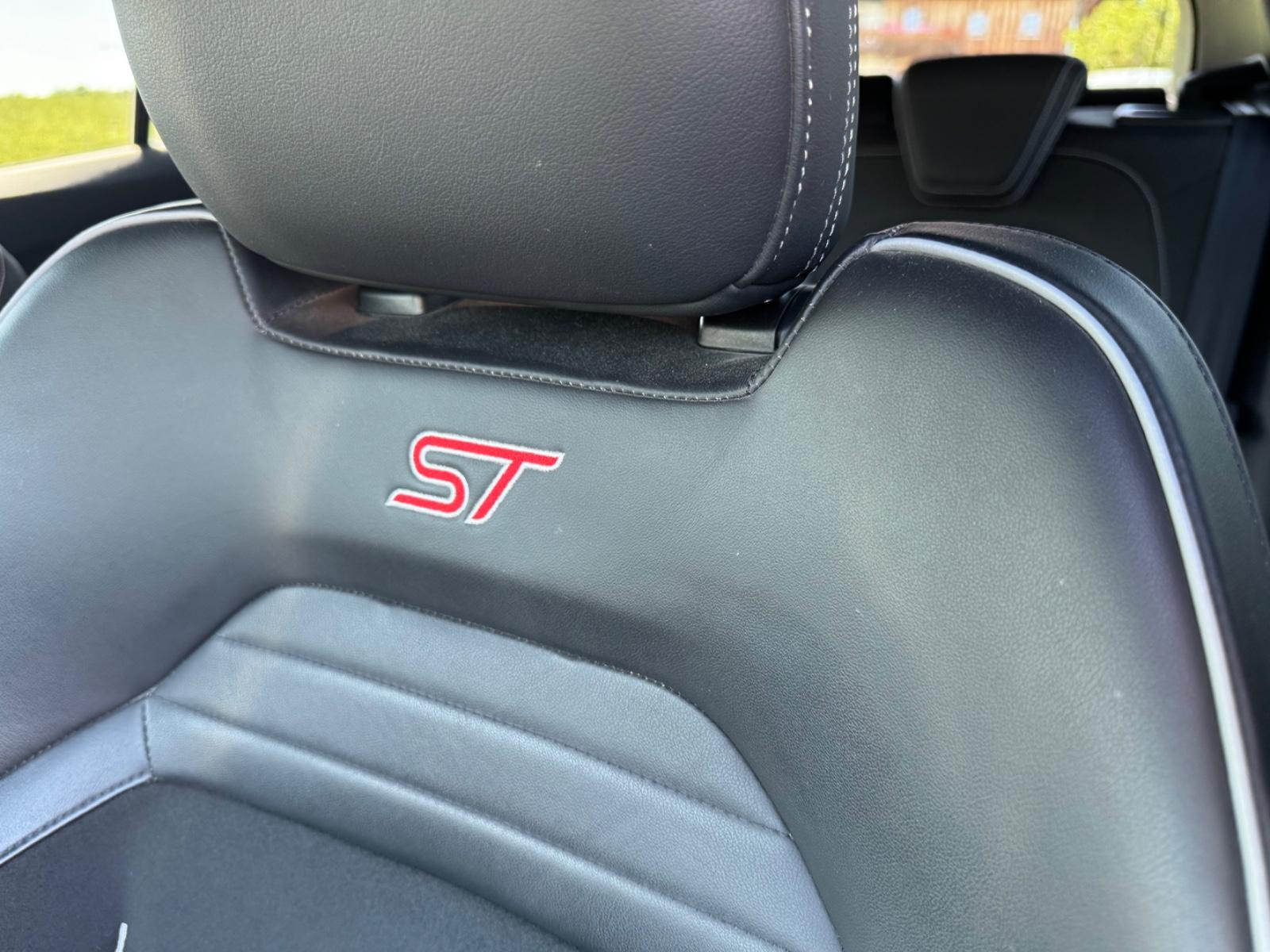 Ford Focus Limited ST 280ch - Recaro - 2ème main - B&O - Navi - Carplay