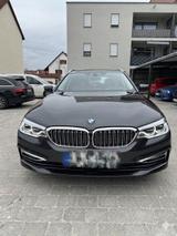 BMW 540i xDrive Touring  - graue BMW 540