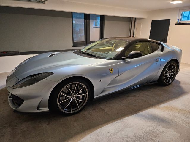 Ferrari 812 6.5 V12 Superfast /Top Ausstattung/Carbon