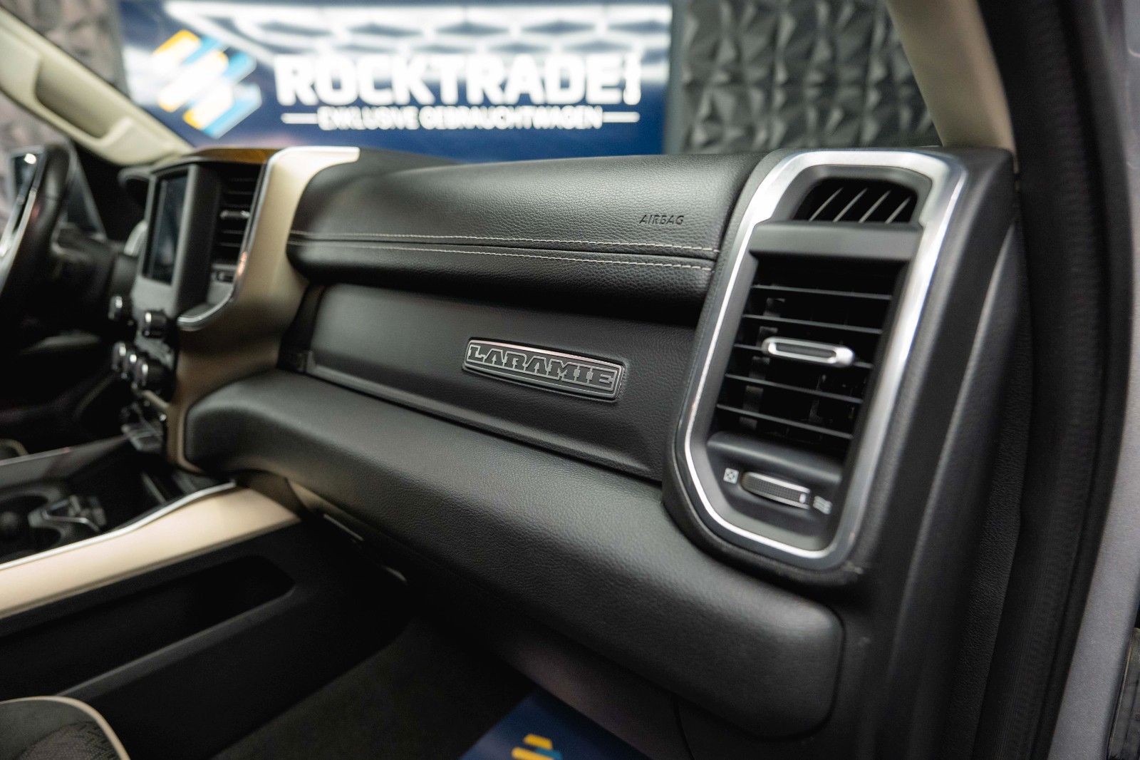 Fahrzeugabbildung Dodge RAM 5.7 V8 HEMI 4x4 Night LARAMIE LONGBED 19%