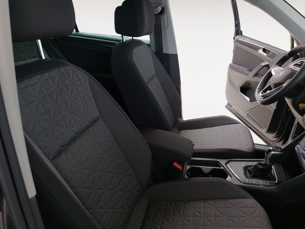 Fahrzeugabbildung Volkswagen Tiguan 1.5 TSI DSG Life AHZV Navi WR