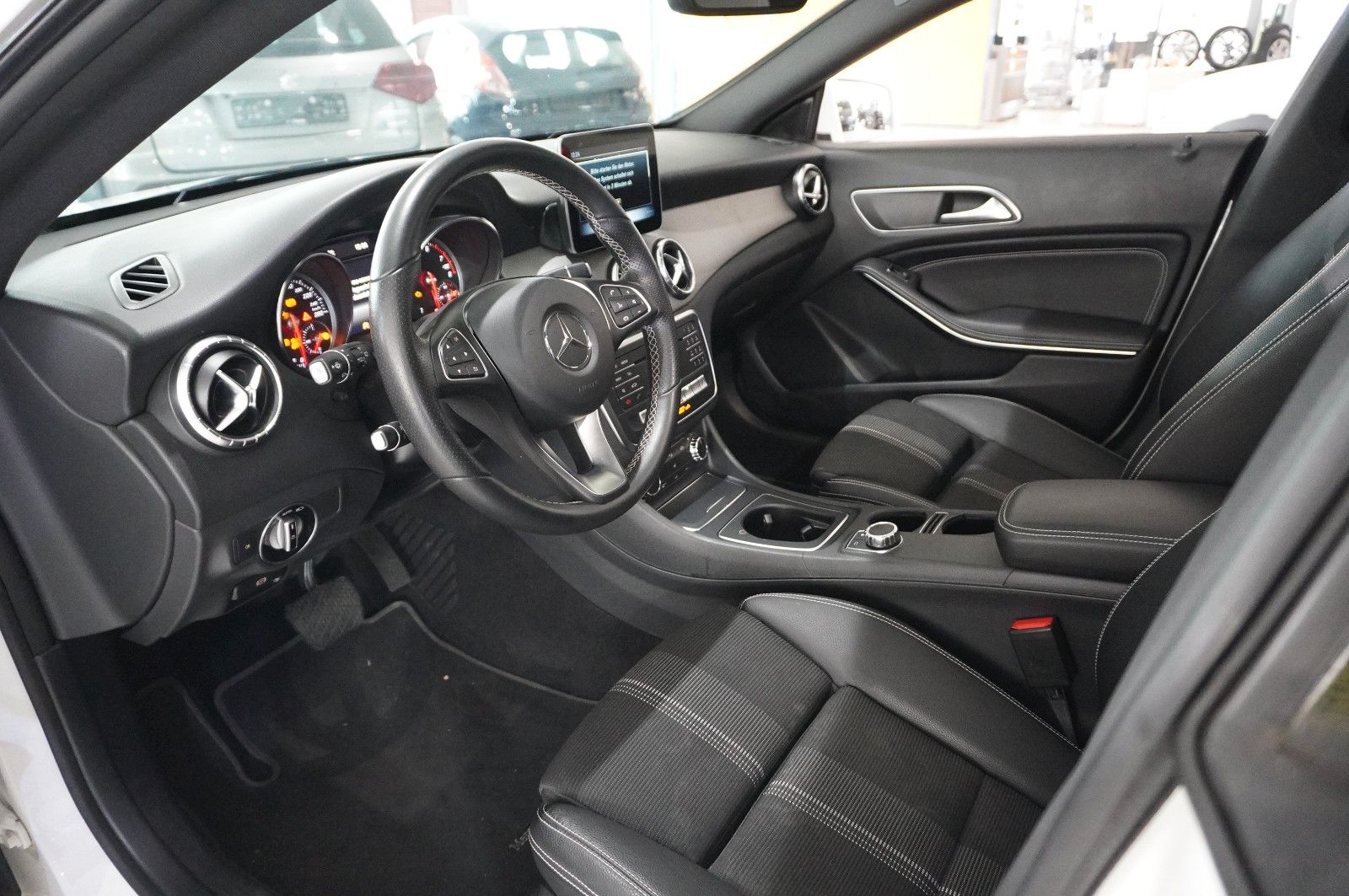 Fahrzeugabbildung Mercedes-Benz CLA 200 SB URBAN 7G-DCT NAVI/LED/PANO./SHZ/SPORT