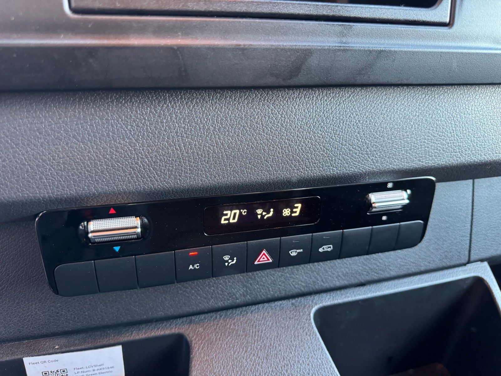 Fahrzeugabbildung Mercedes-Benz eSprinter 312 DHL Regal KEP-Ausbau