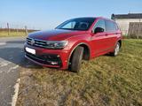 Volkswagen Tiguan Allspace 2.0 TSI R-Line; Standh.; Leder - rote Volkswagen Tiguan Allspace