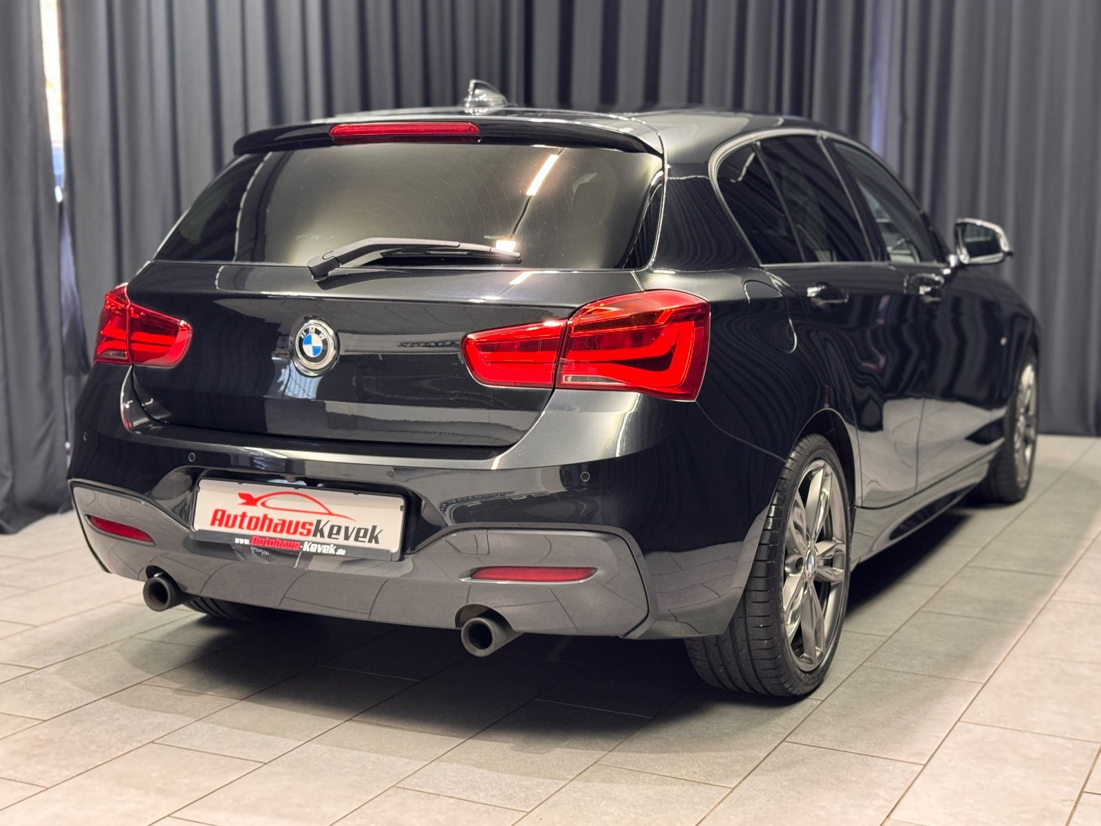 Fahrzeugabbildung BMW M135i xDrive|H&K|LED|KAMERA|VOLL|DEUTSCHES FZG