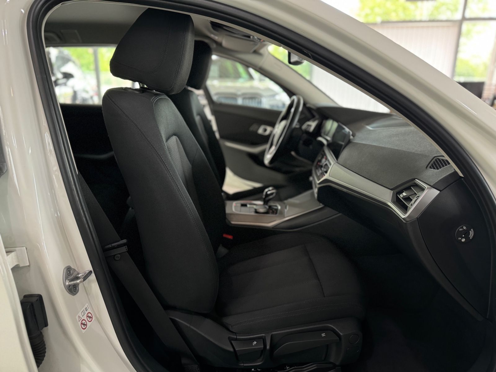 Fahrzeugabbildung BMW 330e Advantage DAB CockPit+ PDC Geschwindigkeit