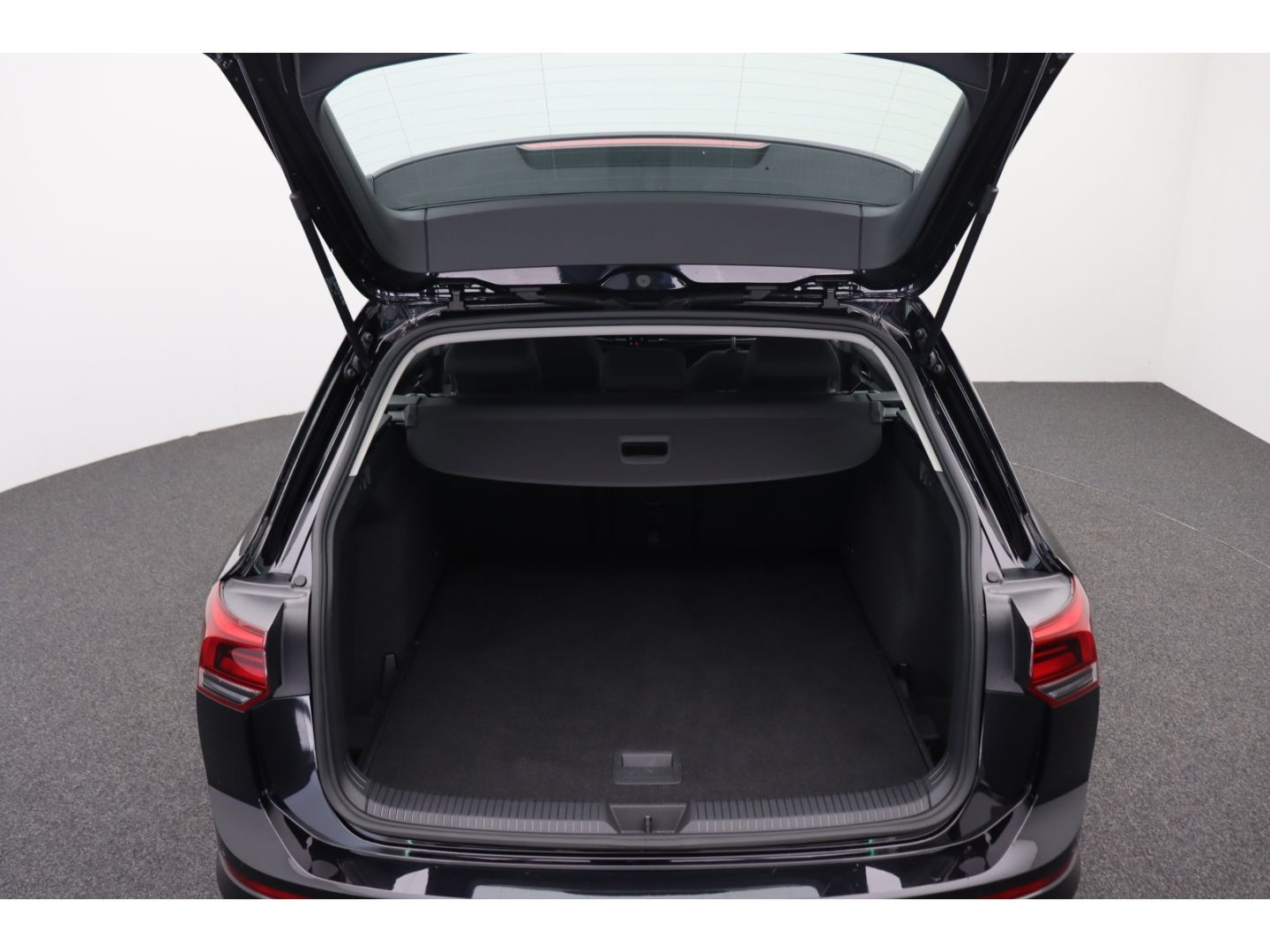 Fahrzeugabbildung Volkswagen Golf VIII Variant Life AHK SHZ ACC