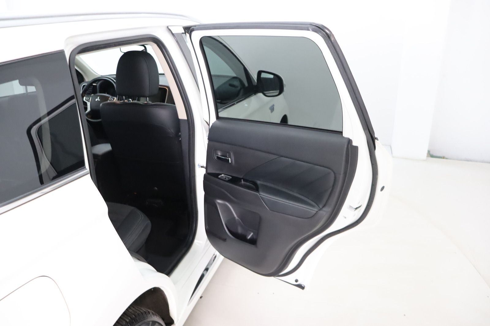 Fahrzeugabbildung Mitsubishi Outlander PHEV 2.4 Plus 4WD