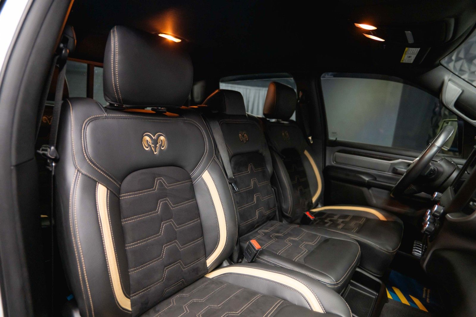 Fahrzeugabbildung Dodge RAM 5.7 V8 HEMI 4x4 OFFROAD Night-Paket Limited