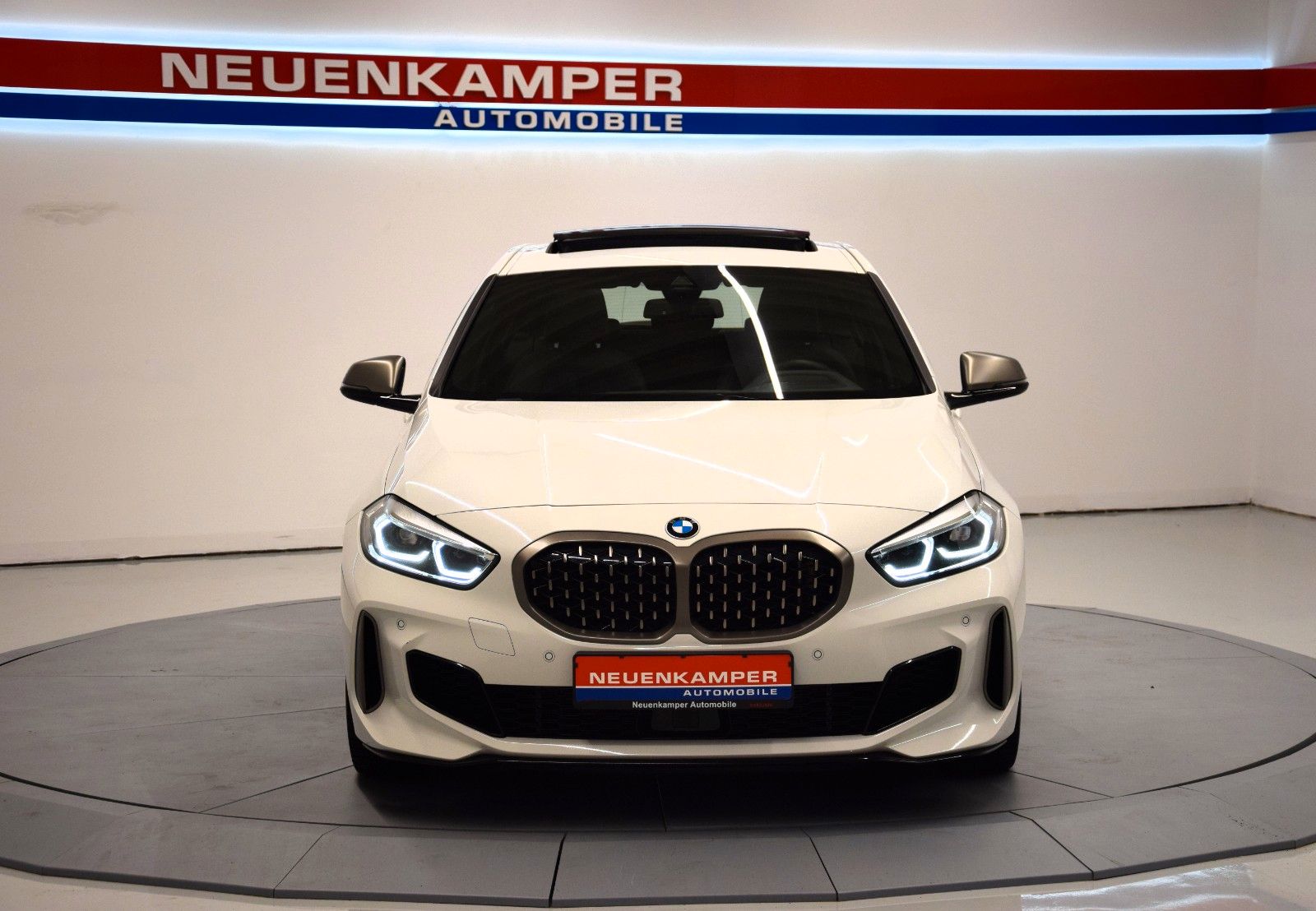 Fahrzeugabbildung BMW M135i xDrive Pano ACC HuD harman/karo NP 63.300€