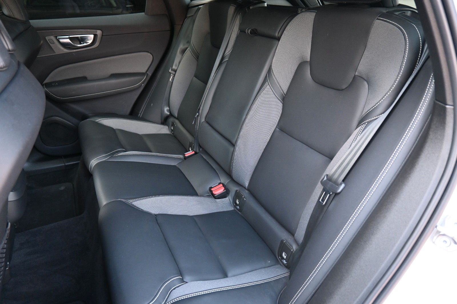 Fahrzeugabbildung Volvo XC60 B4 Plus Dark *360°*H/K*NAV*PANO*ACC*STDHZG*