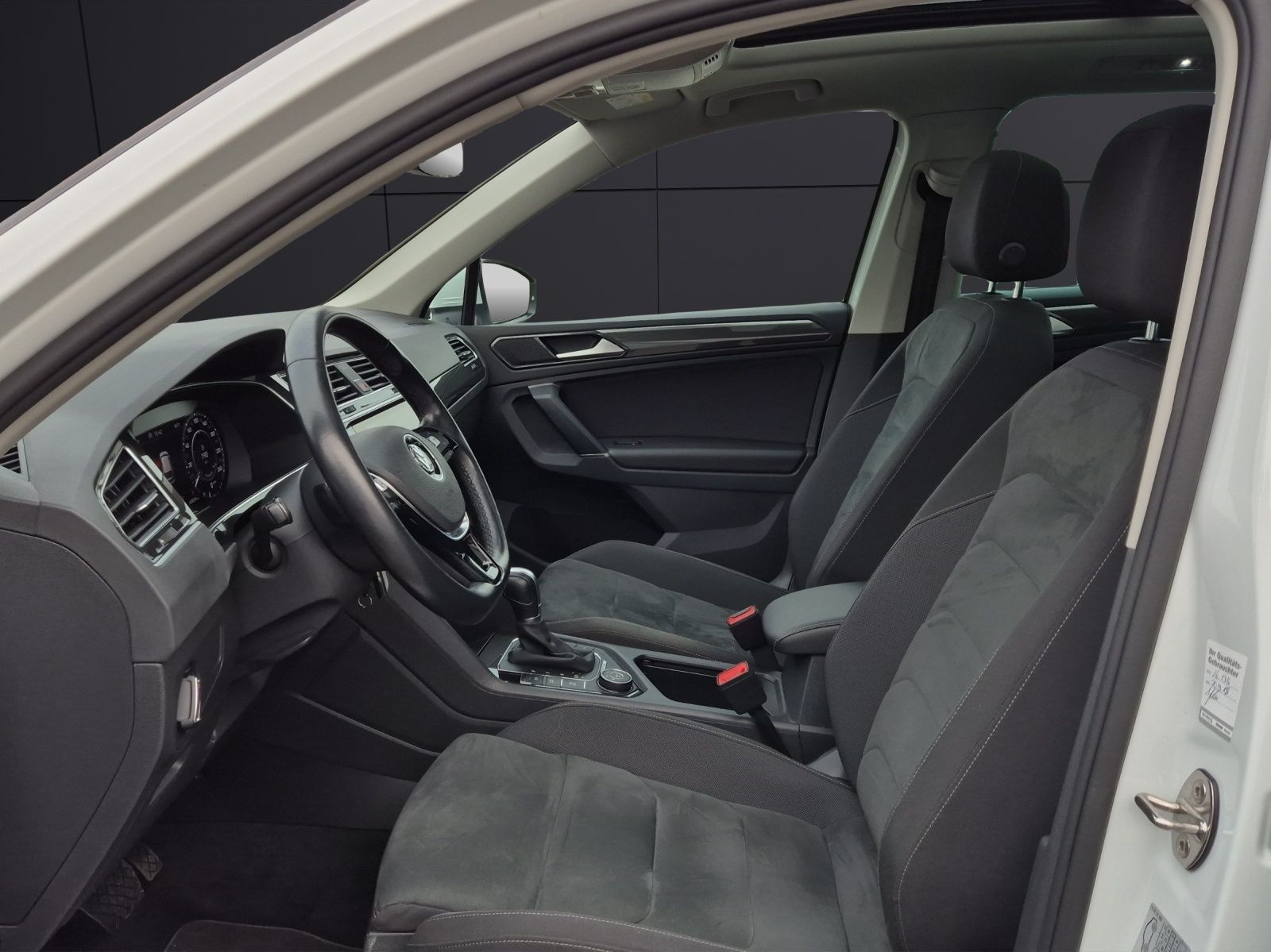 Fahrzeugabbildung Volkswagen Tiguan TDI Highline DSG 4M R-Line Standhzg. LED