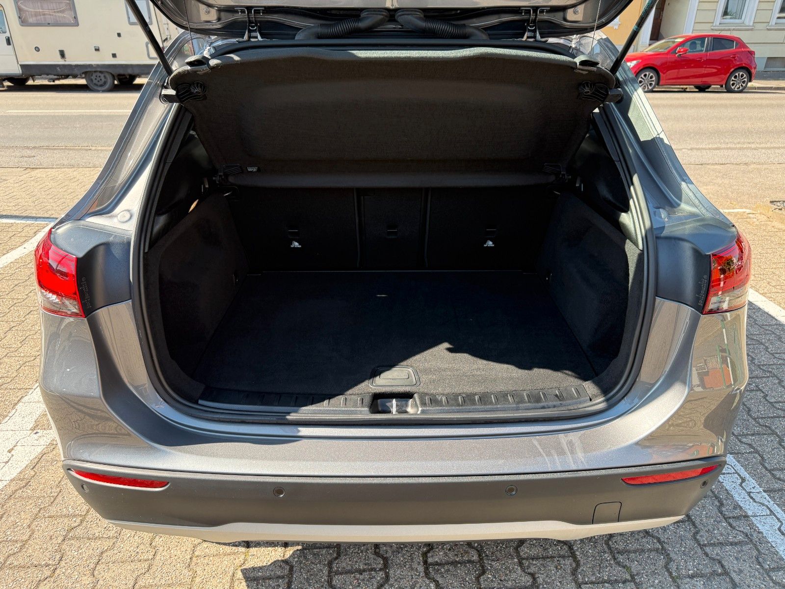 Fahrzeugabbildung Mercedes-Benz GLA 200 STYLE LEDER AUTOMATIK PANO KAMERA