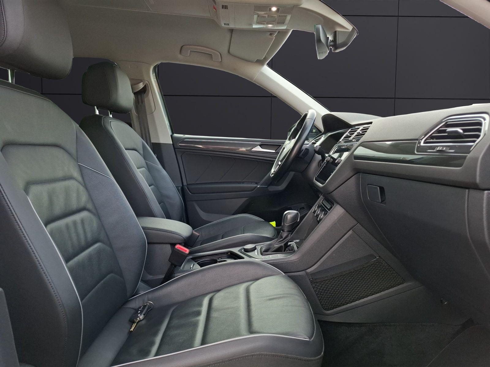 Fahrzeugabbildung Volkswagen Tiguan Allspace TDI Highline 4M DSG R-Line LED A