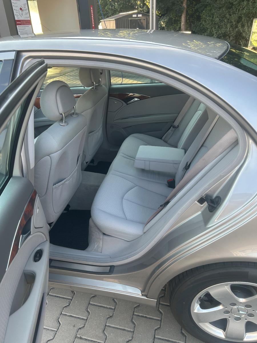 Mercedes-Benz E220CDI-Elegance-Aut-PDC-VornHinten-Klimaaut-Alu