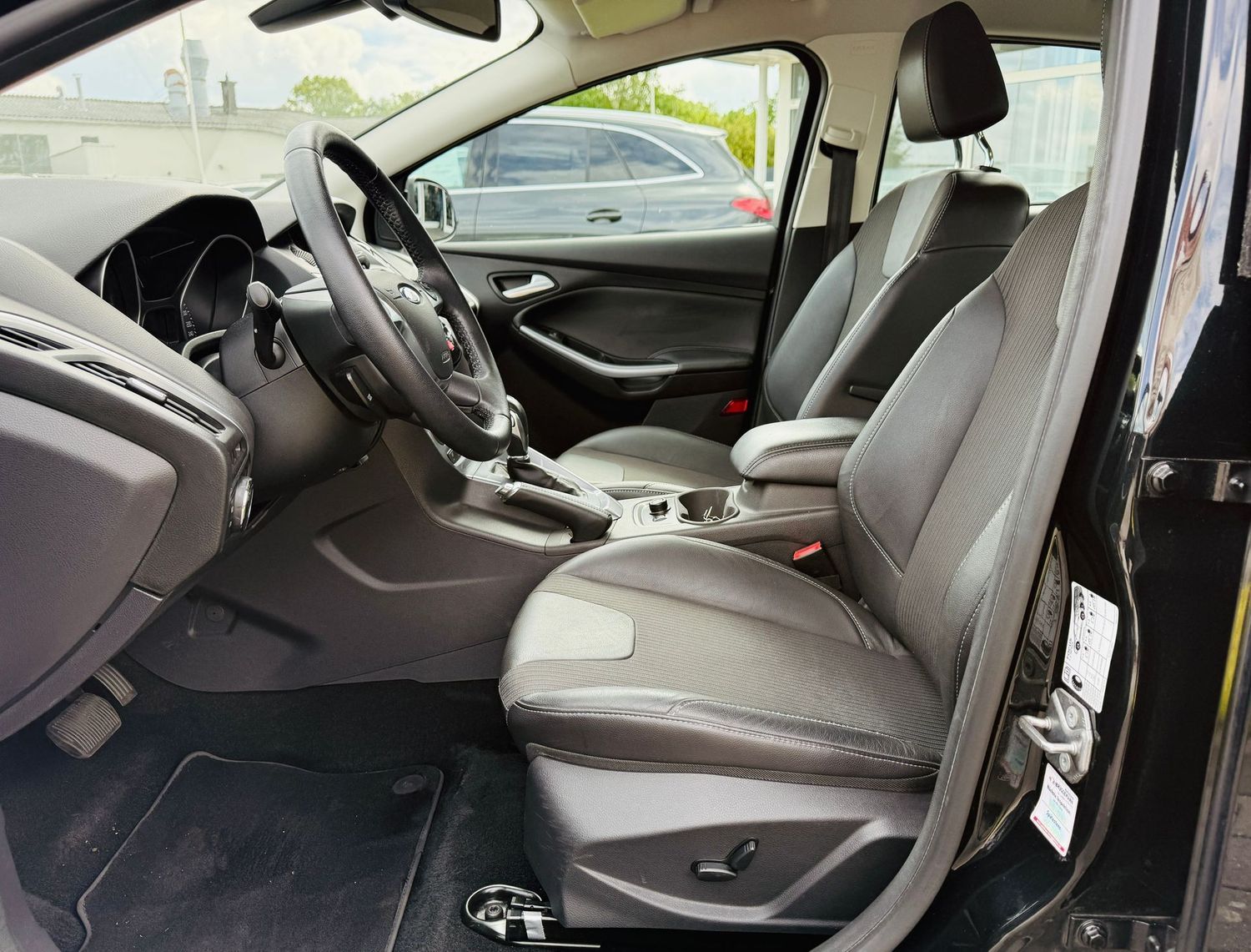 Fahrzeugabbildung Ford Focus 2,0 TDCi, TITANIUM, Automatik, Klima, PTS,