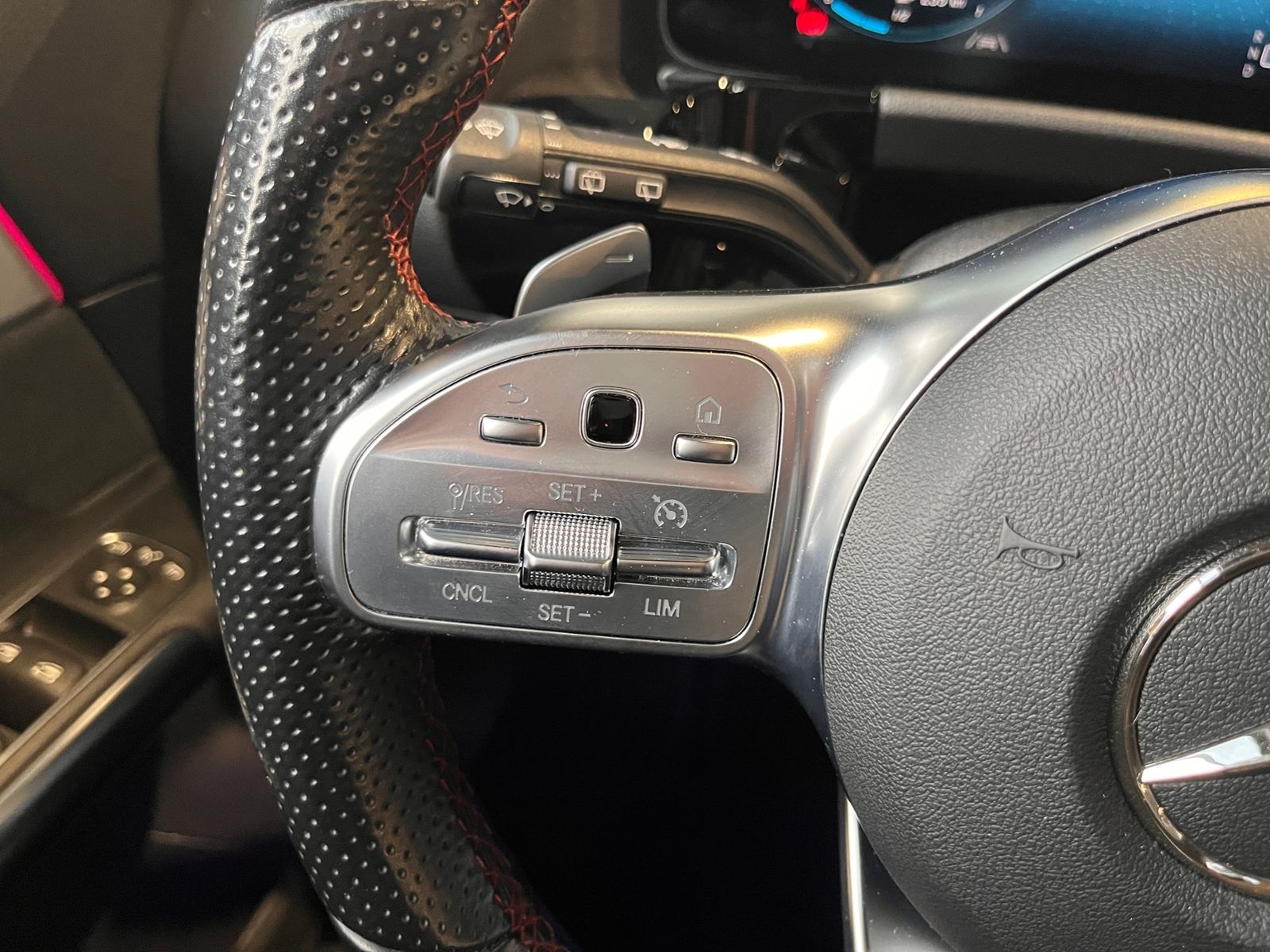 Fahrzeugabbildung Mercedes-Benz GLA 250 4Matic AMG Line PANO LED NAVI