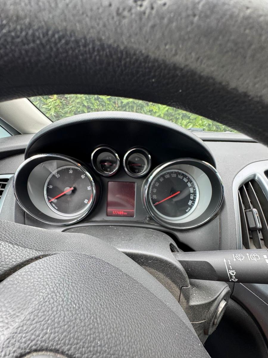 Opel Astra 2014 — вигляд ззаду