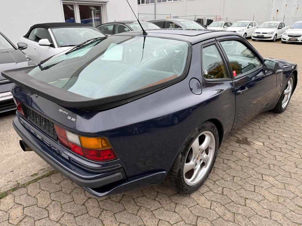 Porsche 944