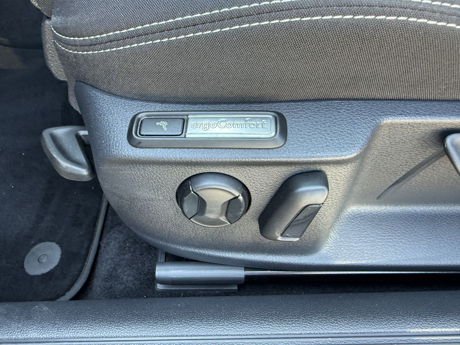 Fahrzeugabbildung Volkswagen Passat Variant 1.4 GTE+NAV+IQ-LIGHT+ACC+AHK+SHZ