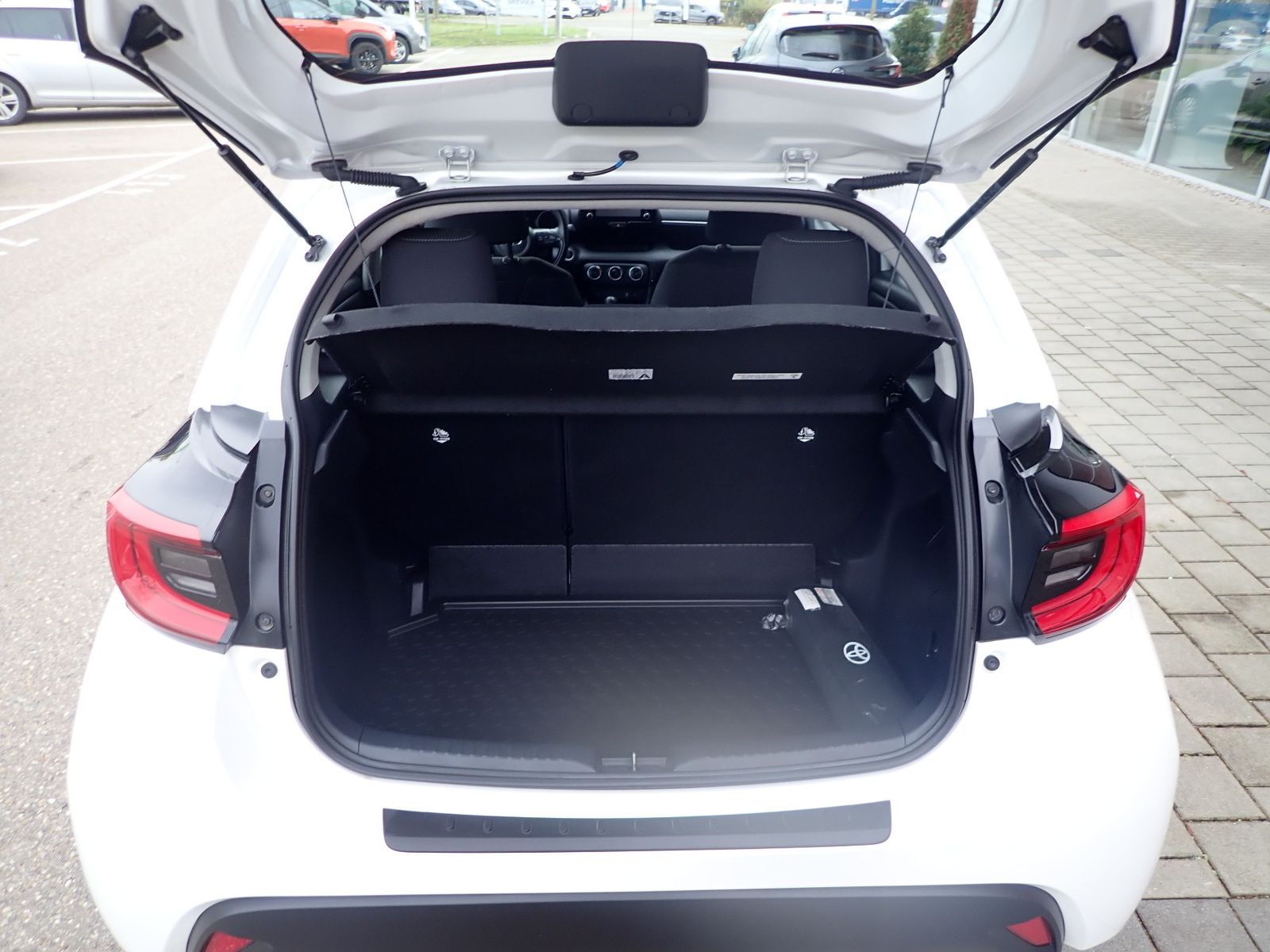 Fahrzeugabbildung Toyota Yaris 1.5 VVT-i 6-G Team, SHZ Deutschland